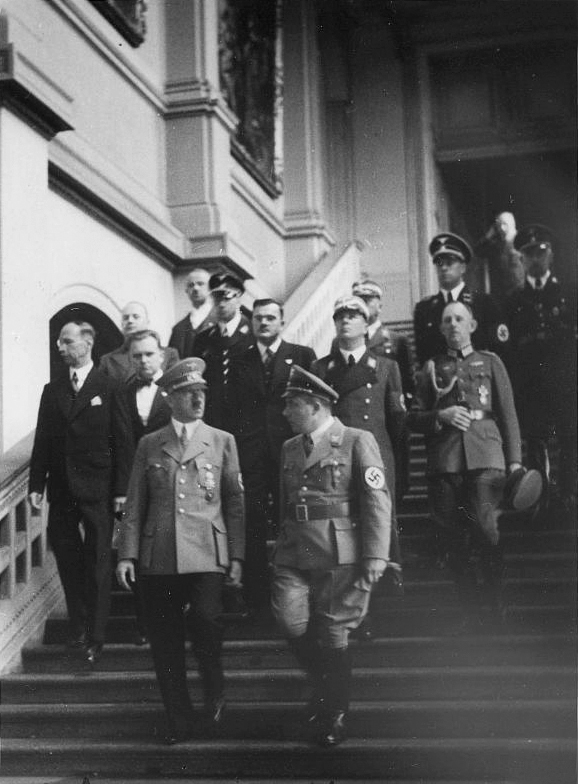 Adolf Hitler visits Dresden's Gemäldegalerie